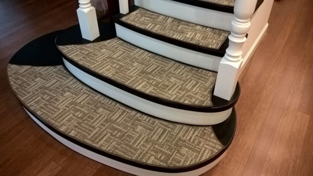 Ковровые накладки для внутренних интерьерных лестниц в доме
