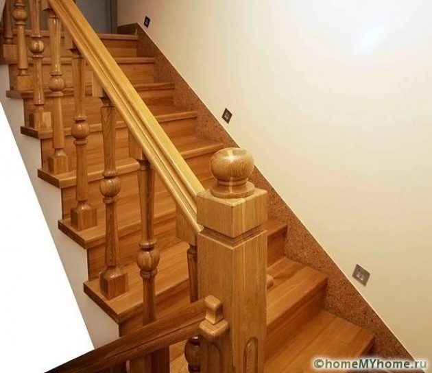 Особенности лестницы на второй этаж своими руками из дерева с поворотом на 180