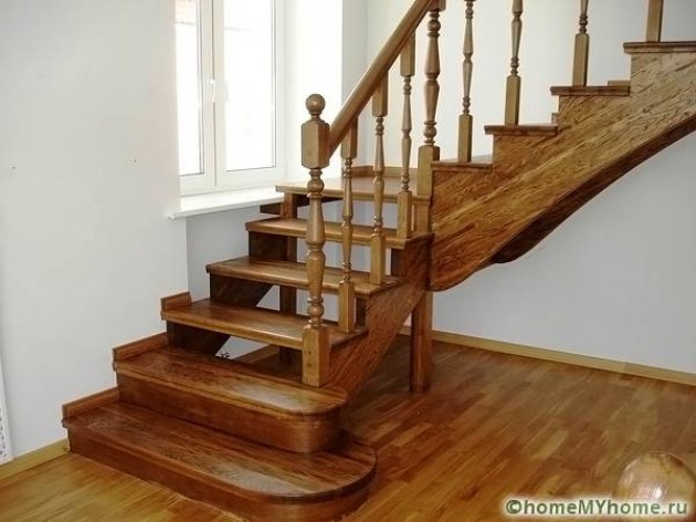 Особенности лестницы на второй этаж своими руками из дерева с поворотом на 180