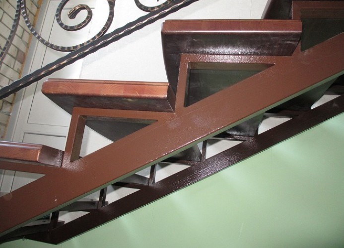 Дизайн лестницы на металлокаркасе