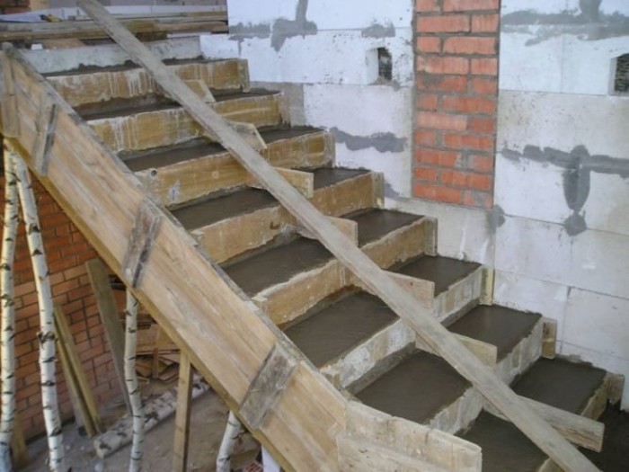 Бетонная лестница с деревянными ступенями