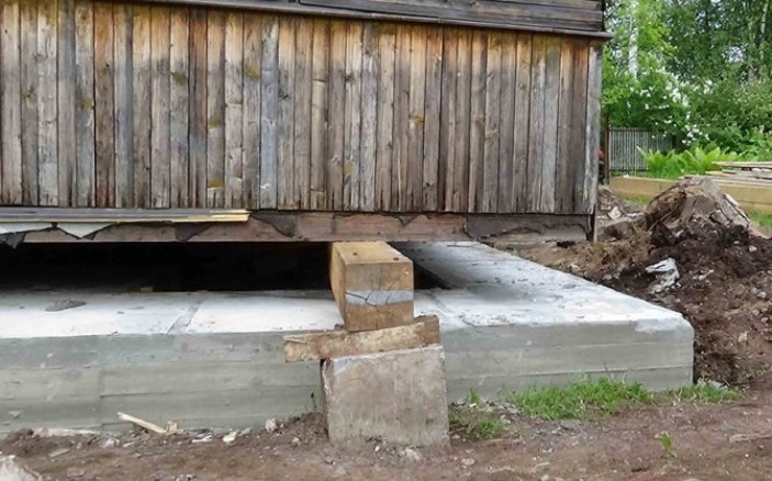 Как подлить фундамент под старый деревянный дом?
