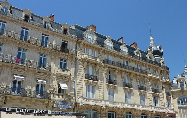Французские балконы и современные здания