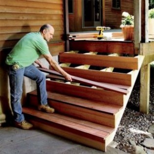 Установка лестницы к крыльцу деревянного дома