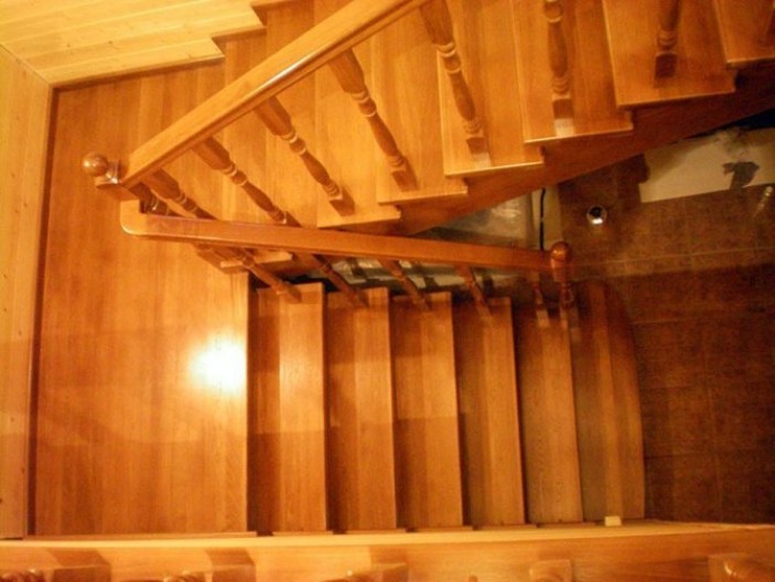 Виды поворотных деревянных лестниц