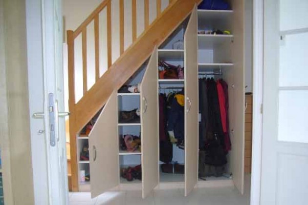 Хранение вещей: используем пространство под лестницей.