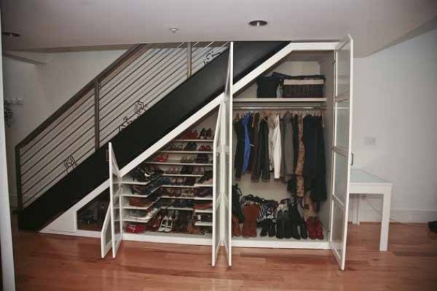 Хранение вещей: используем пространство под лестницей.