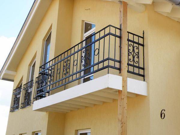 Перила для балкона: виды балконных ограждений