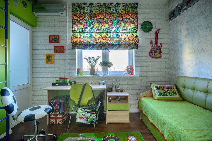 Комната для мальчика 9 лет с красным диваном и стеной. Яркий и стильный дизайн