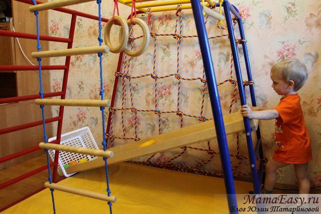 Комната для двух девочек 1 и 3 лет с двухъярусной кроватью, горкой и качелями. История обустройства