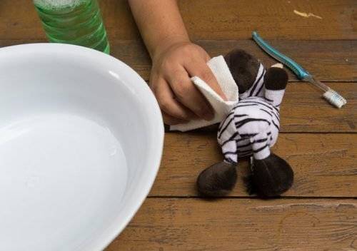 Как почистить мягкую игрушку, которую нельзя стирать в домашних условиях