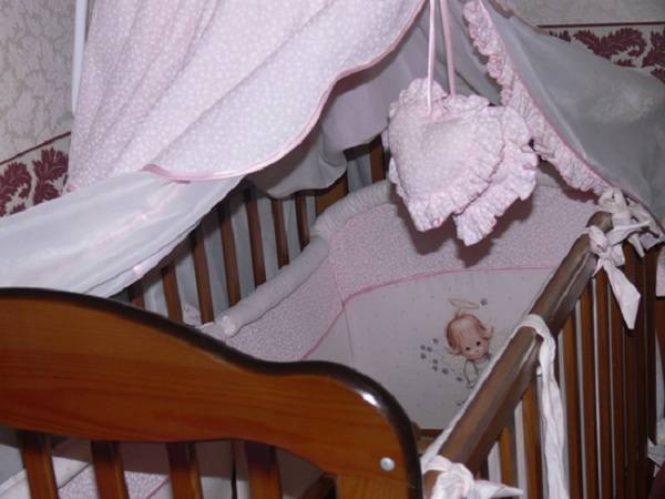 Нужен ли тканевый балдахин на детскую кроватку