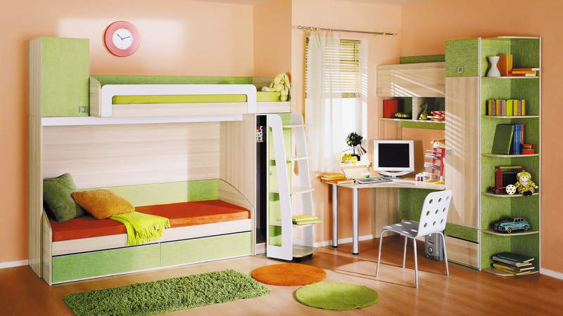 Детская 12 кв м для девочки 2 лет. Лиловые стены с бабочками и кровать-машинка