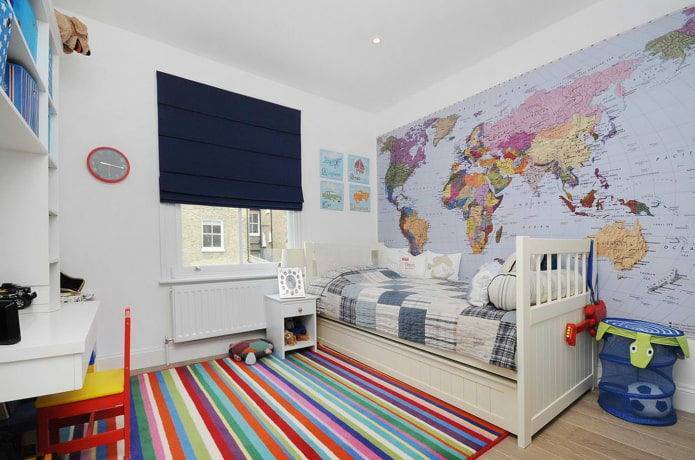 Комната для мальчика 9 лет с красным диваном и стеной. Яркий и стильный дизайн