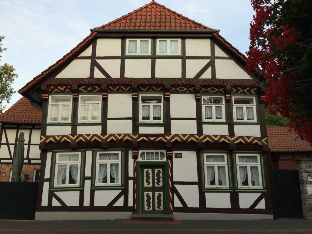 Дом в немецком стиле: сдержанность композиции 51 фото