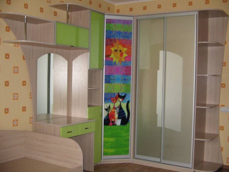 Угловой шкаф в детскую комнату - советы по выбору