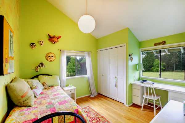 Детская 12 кв м для девочки 2 лет. Лиловые стены с бабочками и кровать-машинка