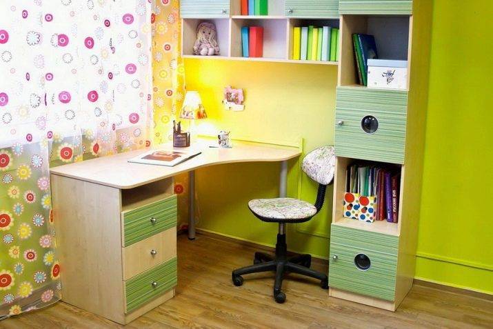 Письменный стол для школьника в детскую 50 фото в интерьере + советы по выбору